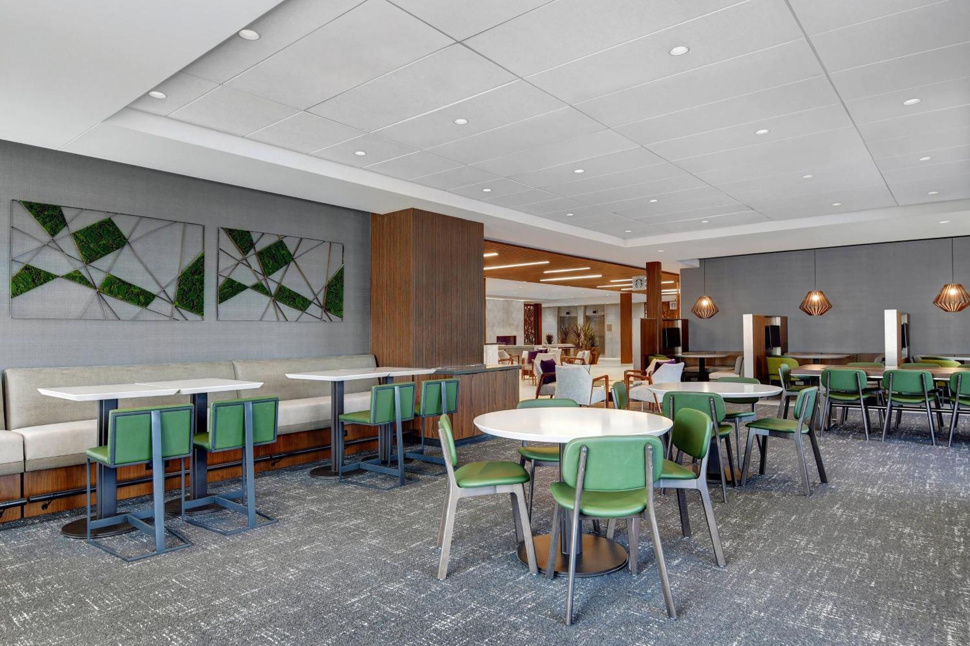 Courtyard By Marriott Manhattan Aggieville Экстерьер фото