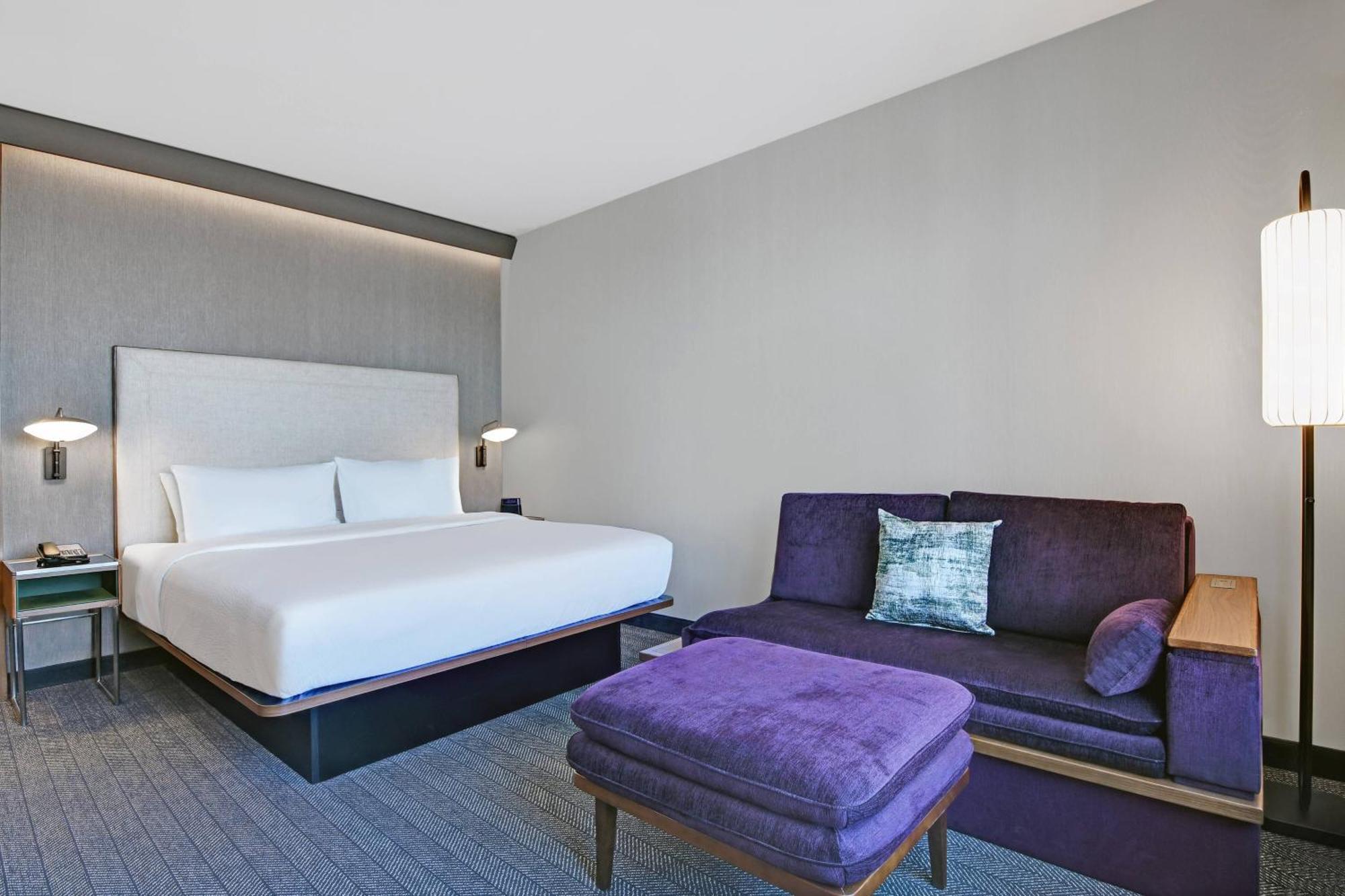 Courtyard By Marriott Manhattan Aggieville Экстерьер фото