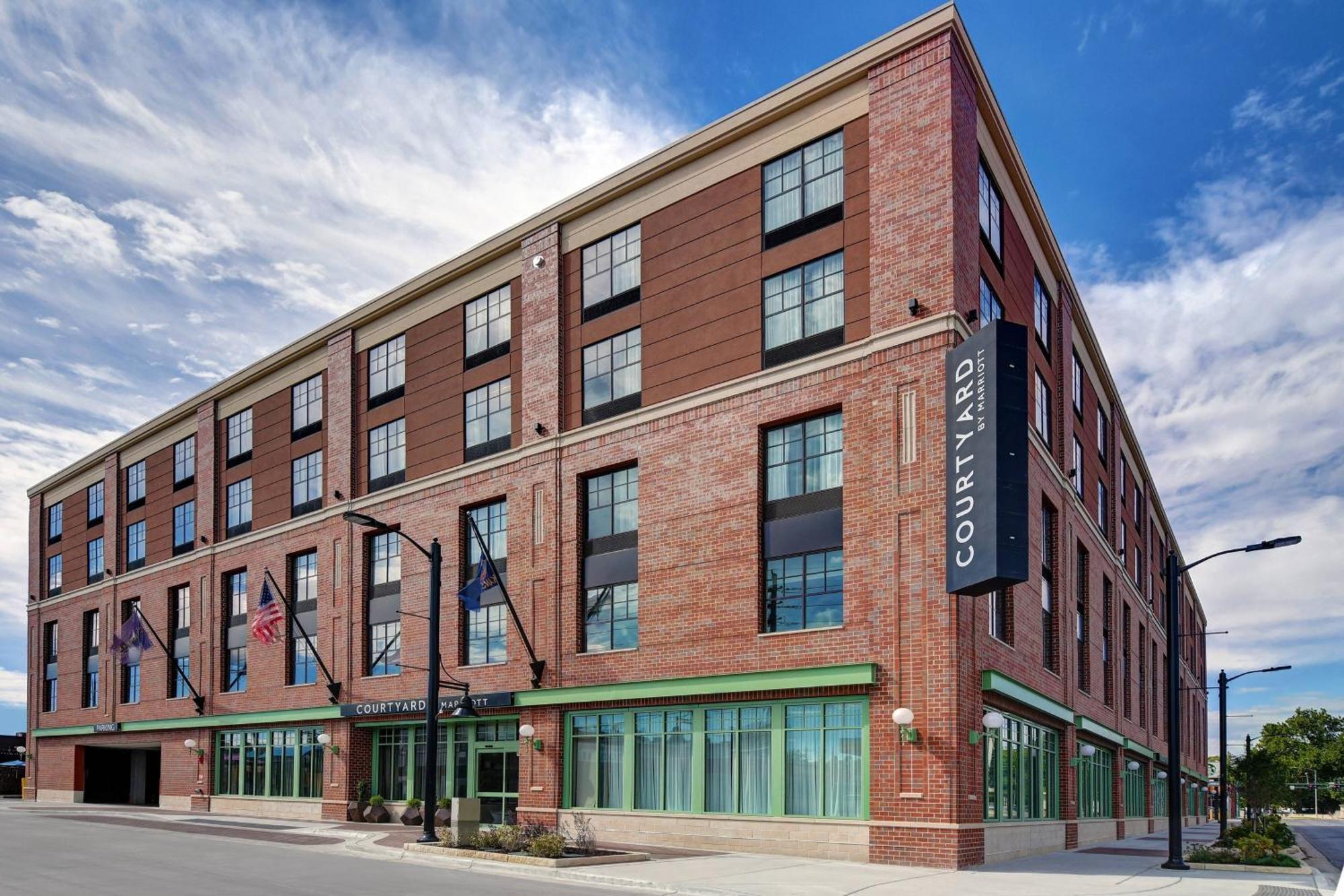 Courtyard By Marriott Manhattan Aggieville Экстерьер фото