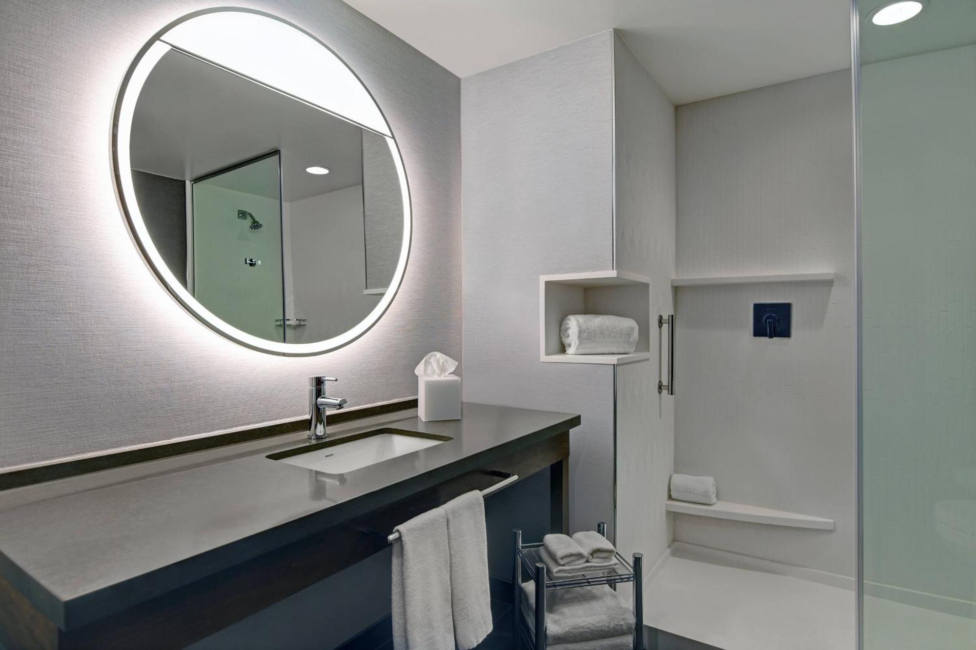 Courtyard By Marriott Manhattan Aggieville Экстерьер фото