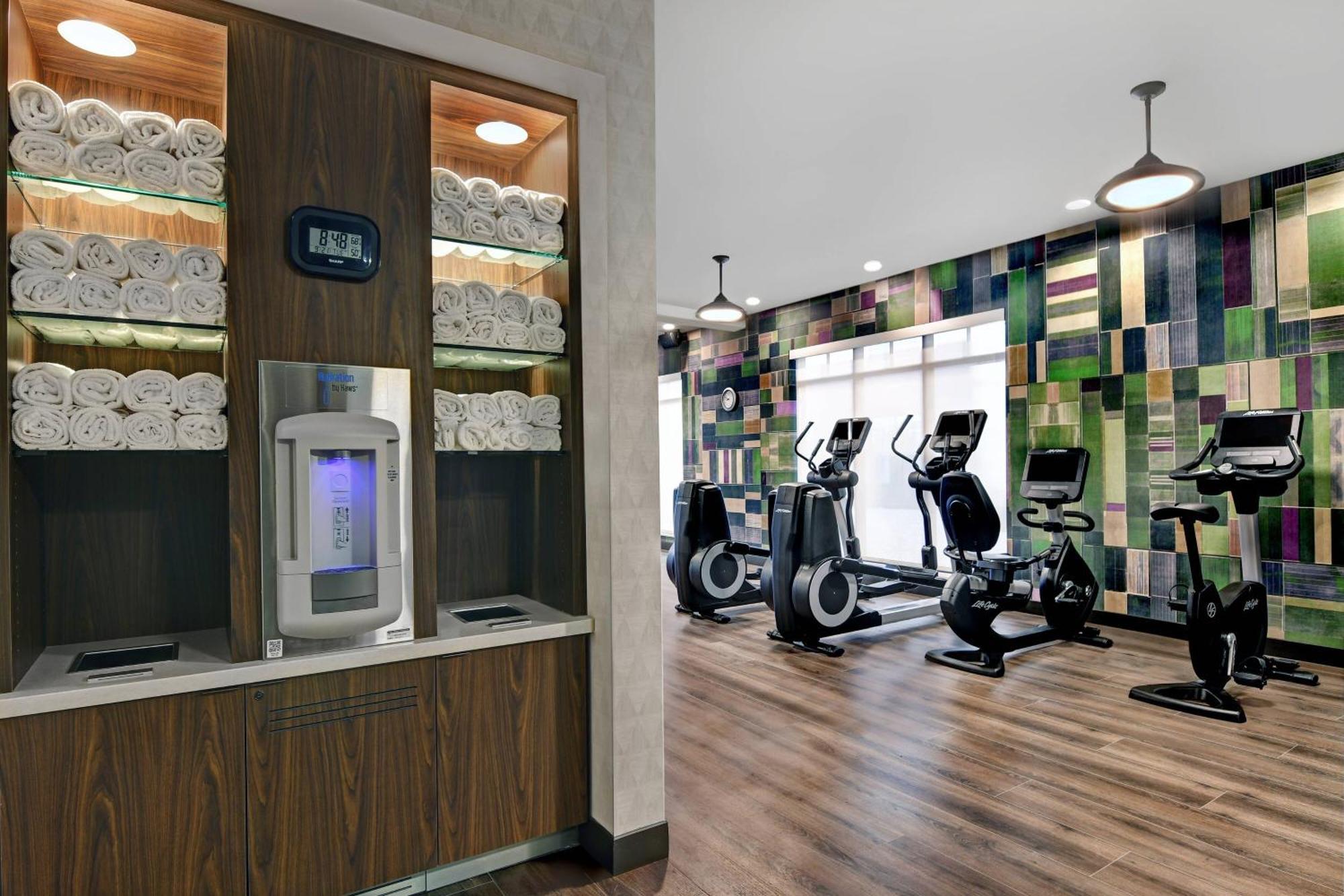 Courtyard By Marriott Manhattan Aggieville Экстерьер фото