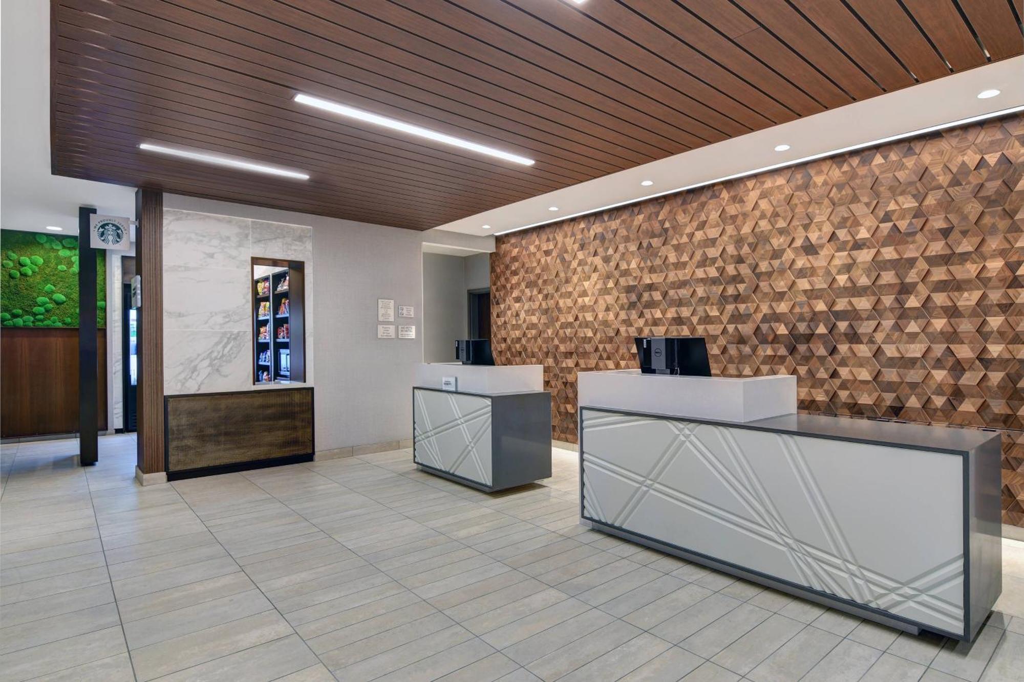 Courtyard By Marriott Manhattan Aggieville Экстерьер фото