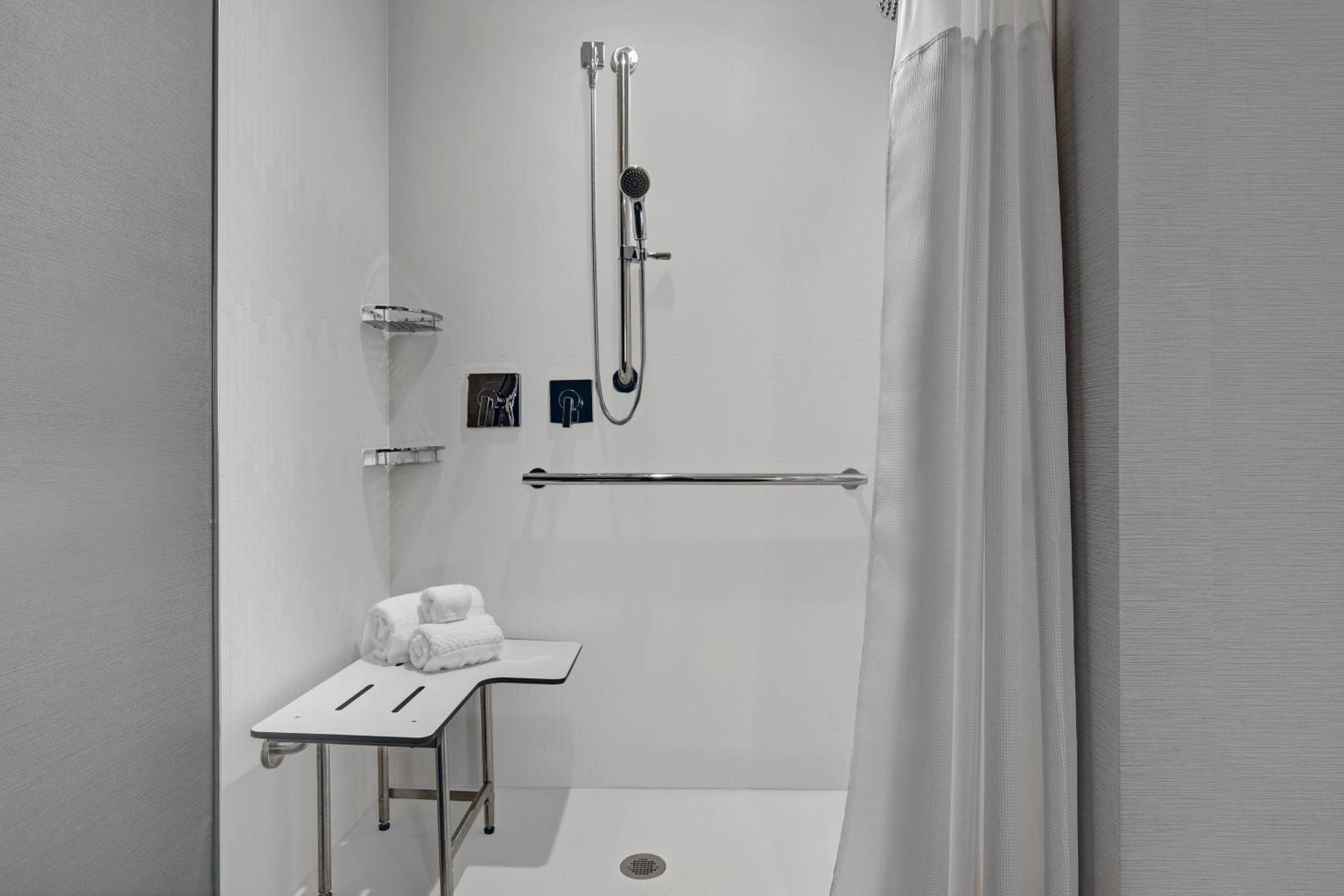 Courtyard By Marriott Manhattan Aggieville Экстерьер фото