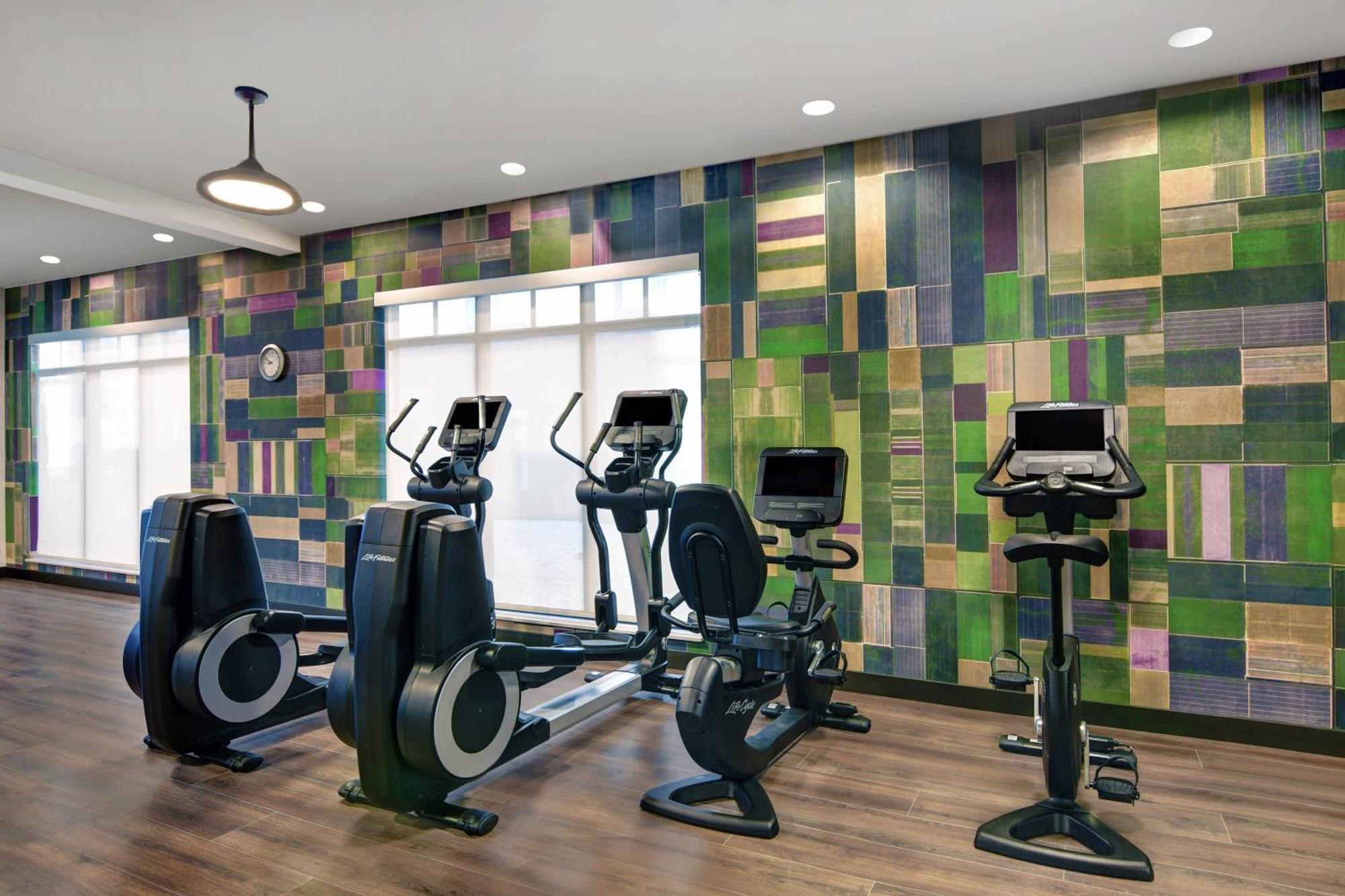 Courtyard By Marriott Manhattan Aggieville Экстерьер фото