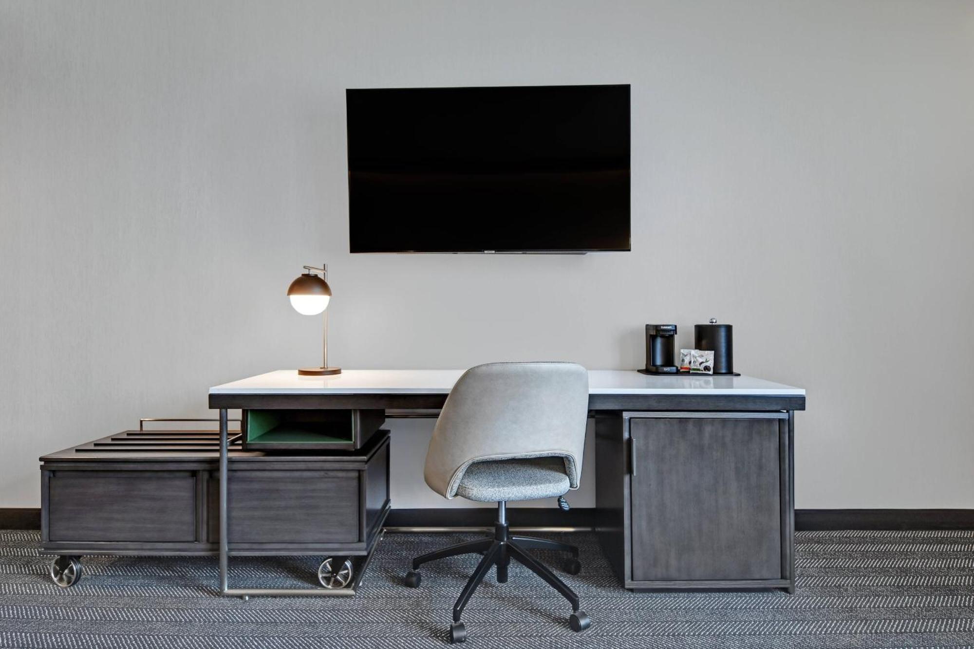 Courtyard By Marriott Manhattan Aggieville Экстерьер фото
