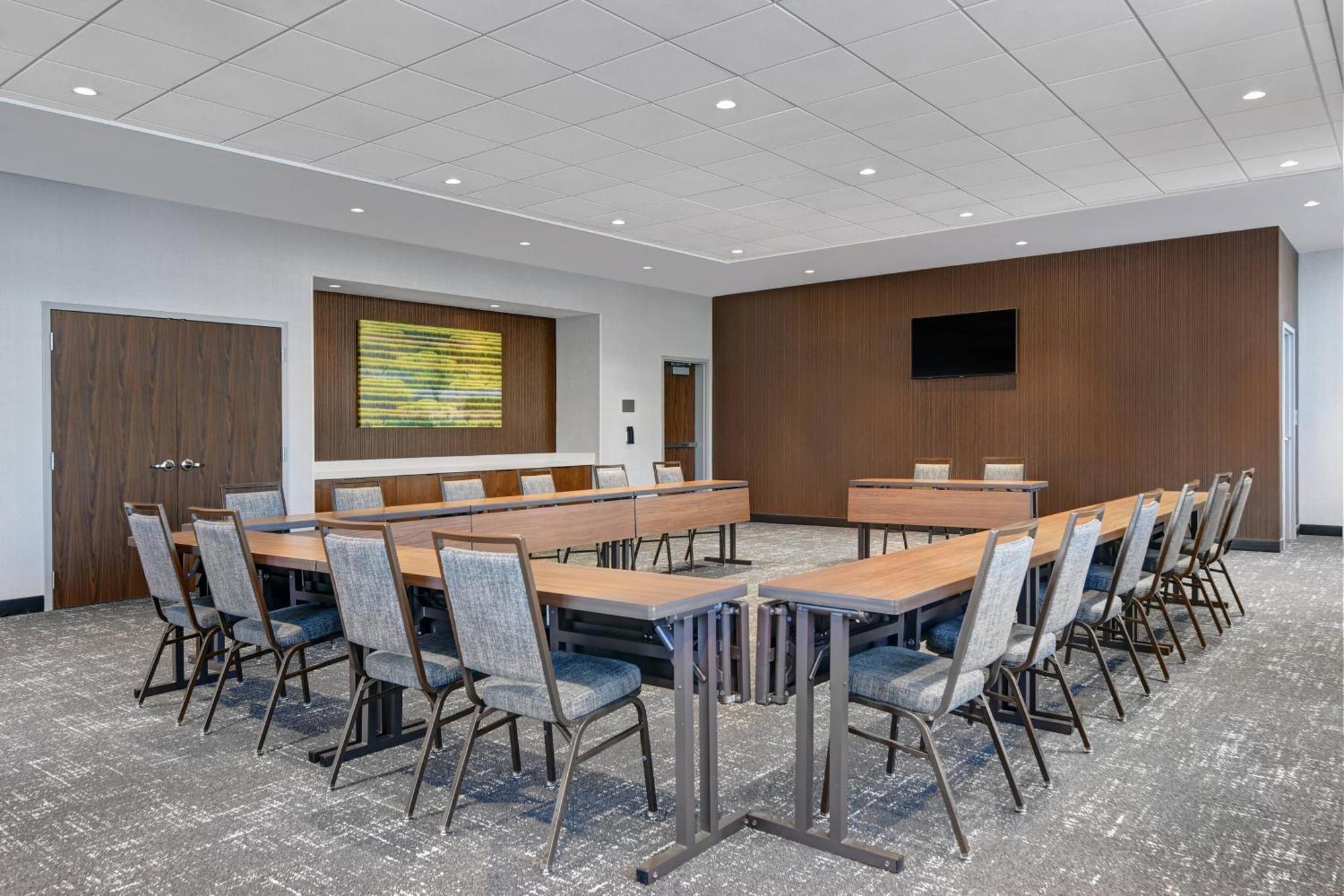 Courtyard By Marriott Manhattan Aggieville Экстерьер фото