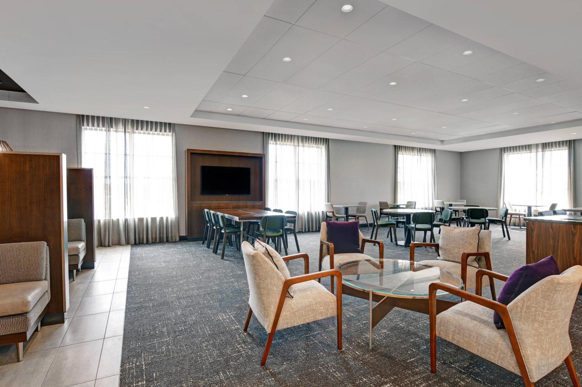 Courtyard By Marriott Manhattan Aggieville Экстерьер фото