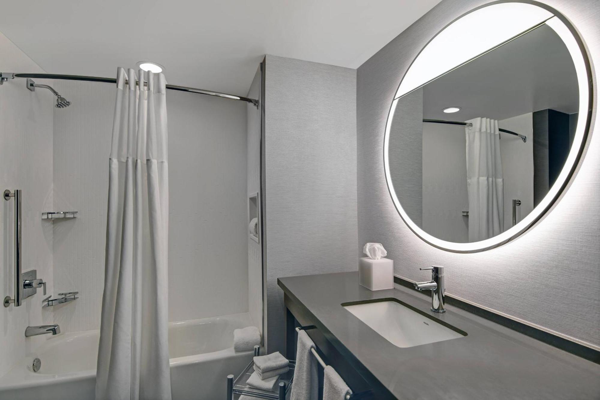 Courtyard By Marriott Manhattan Aggieville Экстерьер фото