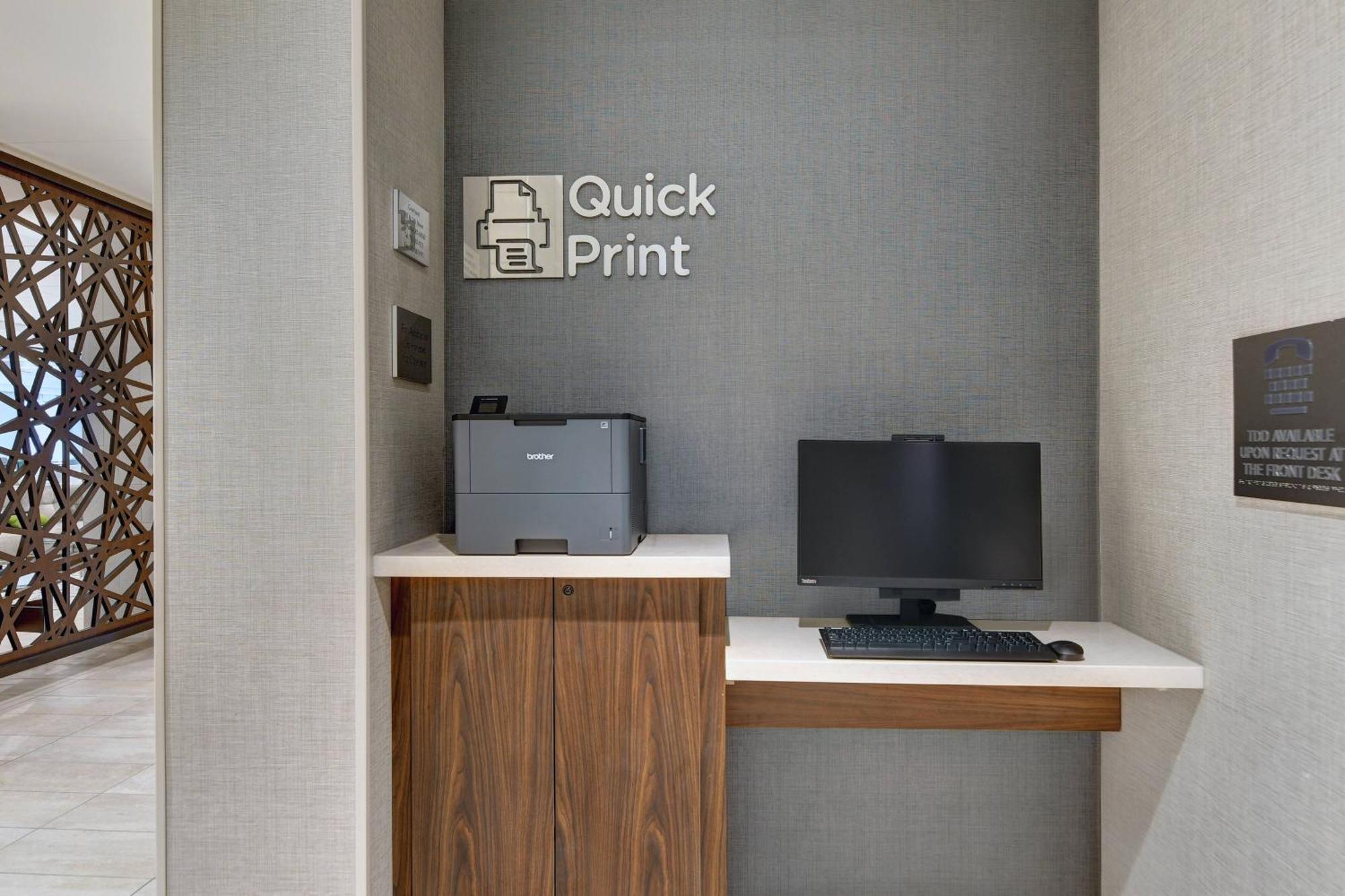 Courtyard By Marriott Manhattan Aggieville Экстерьер фото