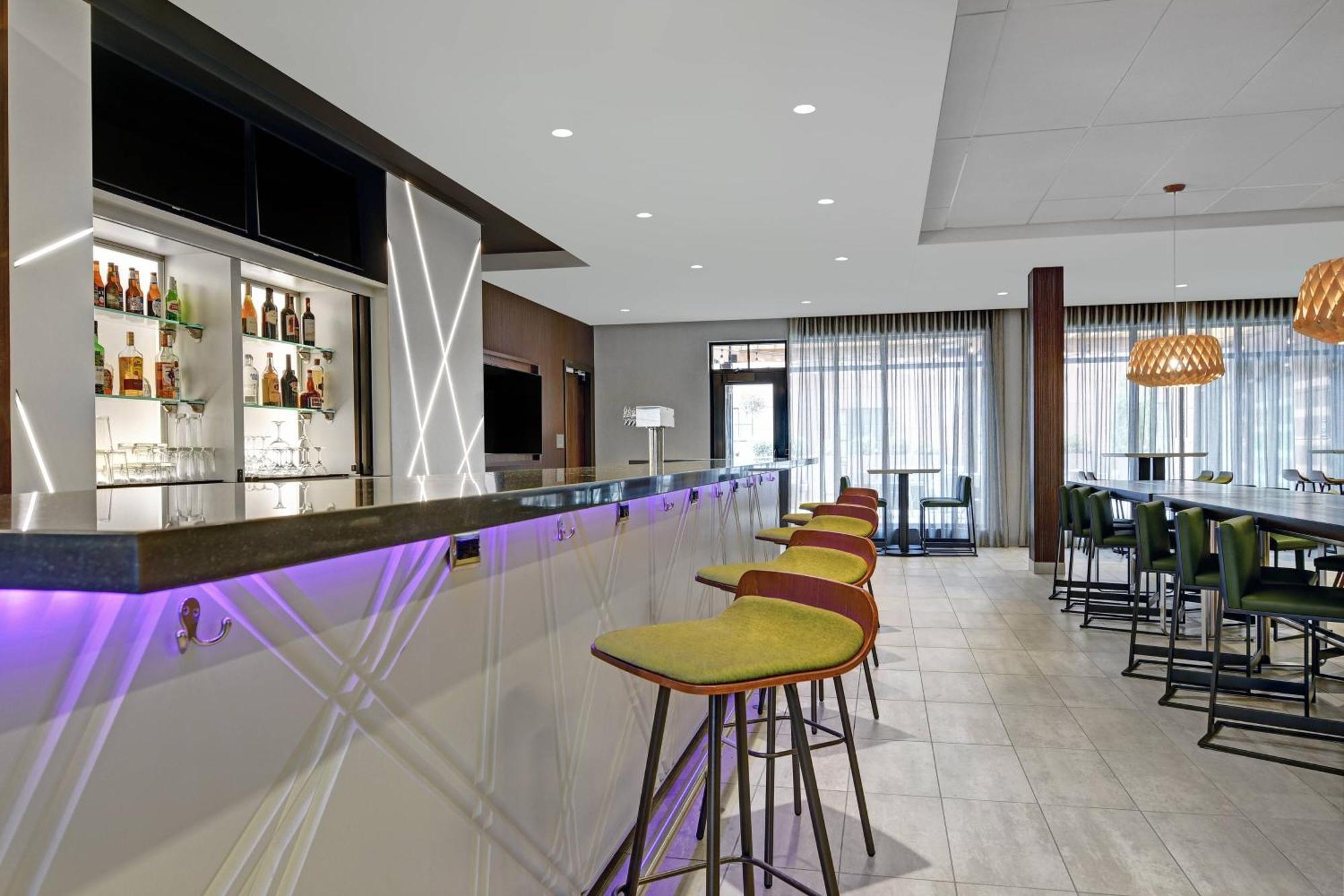 Courtyard By Marriott Manhattan Aggieville Экстерьер фото