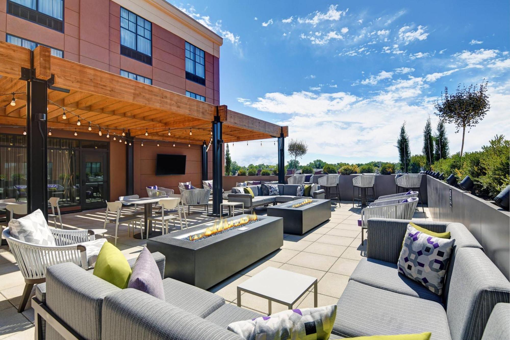 Courtyard By Marriott Manhattan Aggieville Экстерьер фото