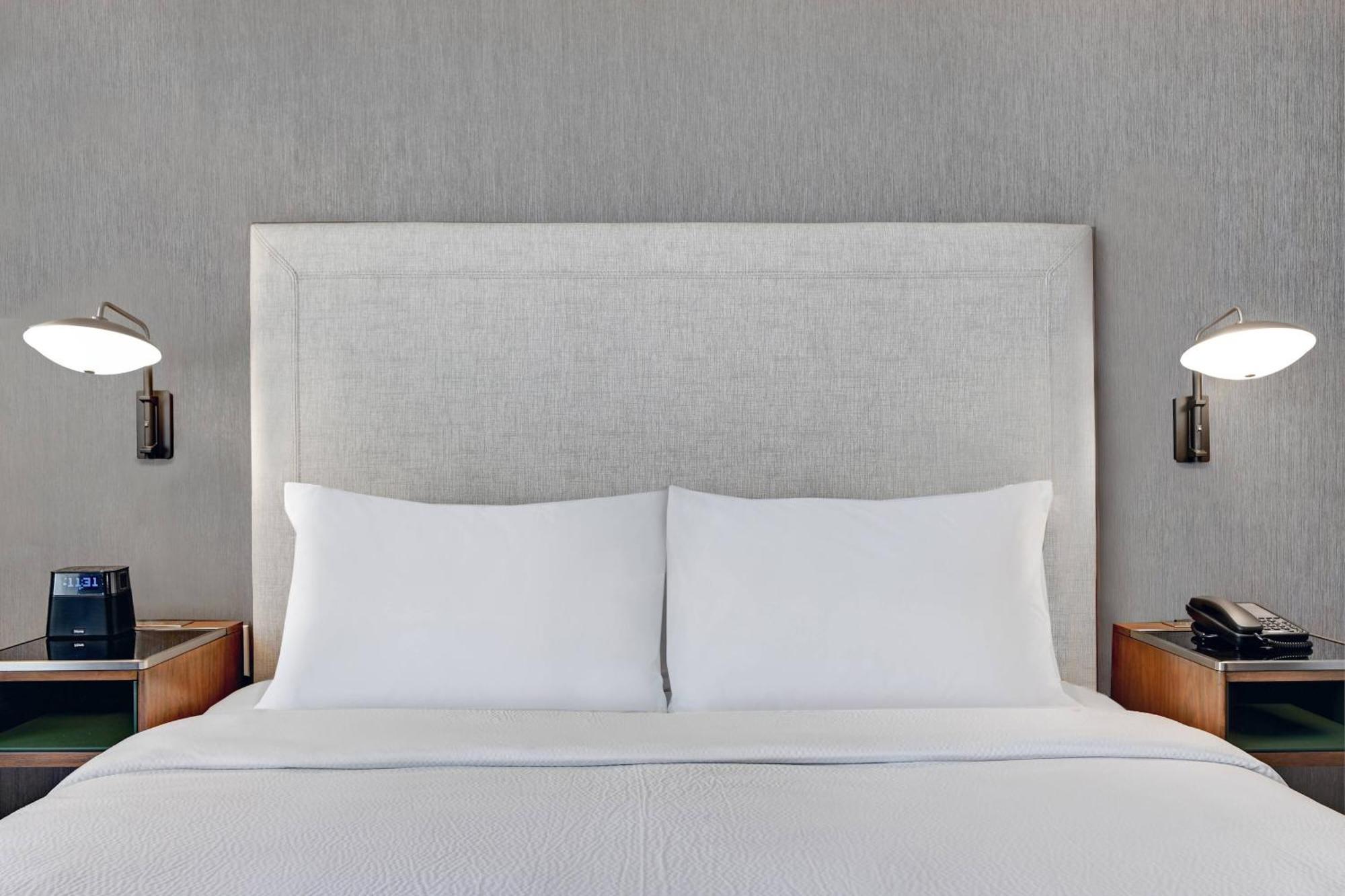 Courtyard By Marriott Manhattan Aggieville Экстерьер фото
