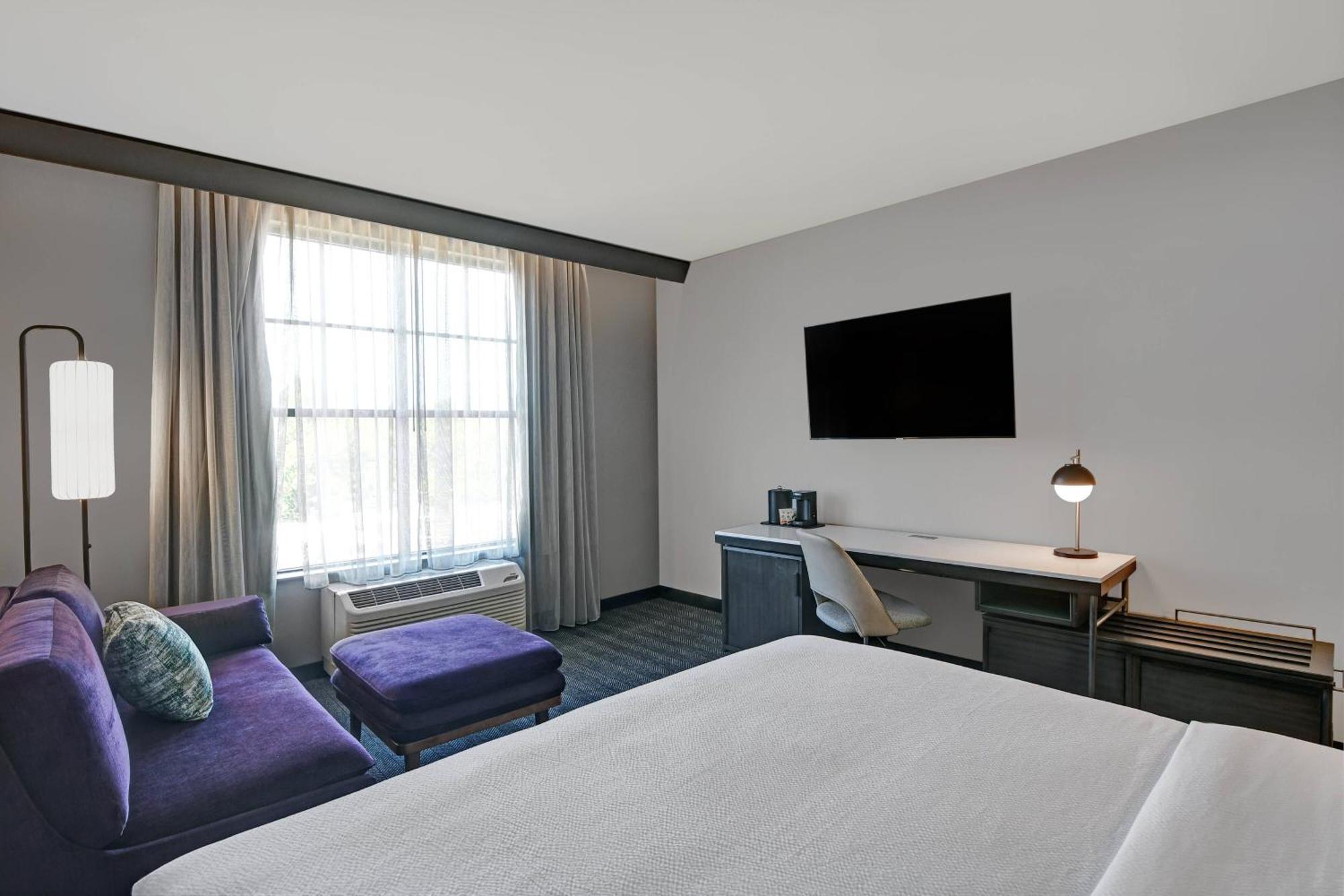Courtyard By Marriott Manhattan Aggieville Экстерьер фото