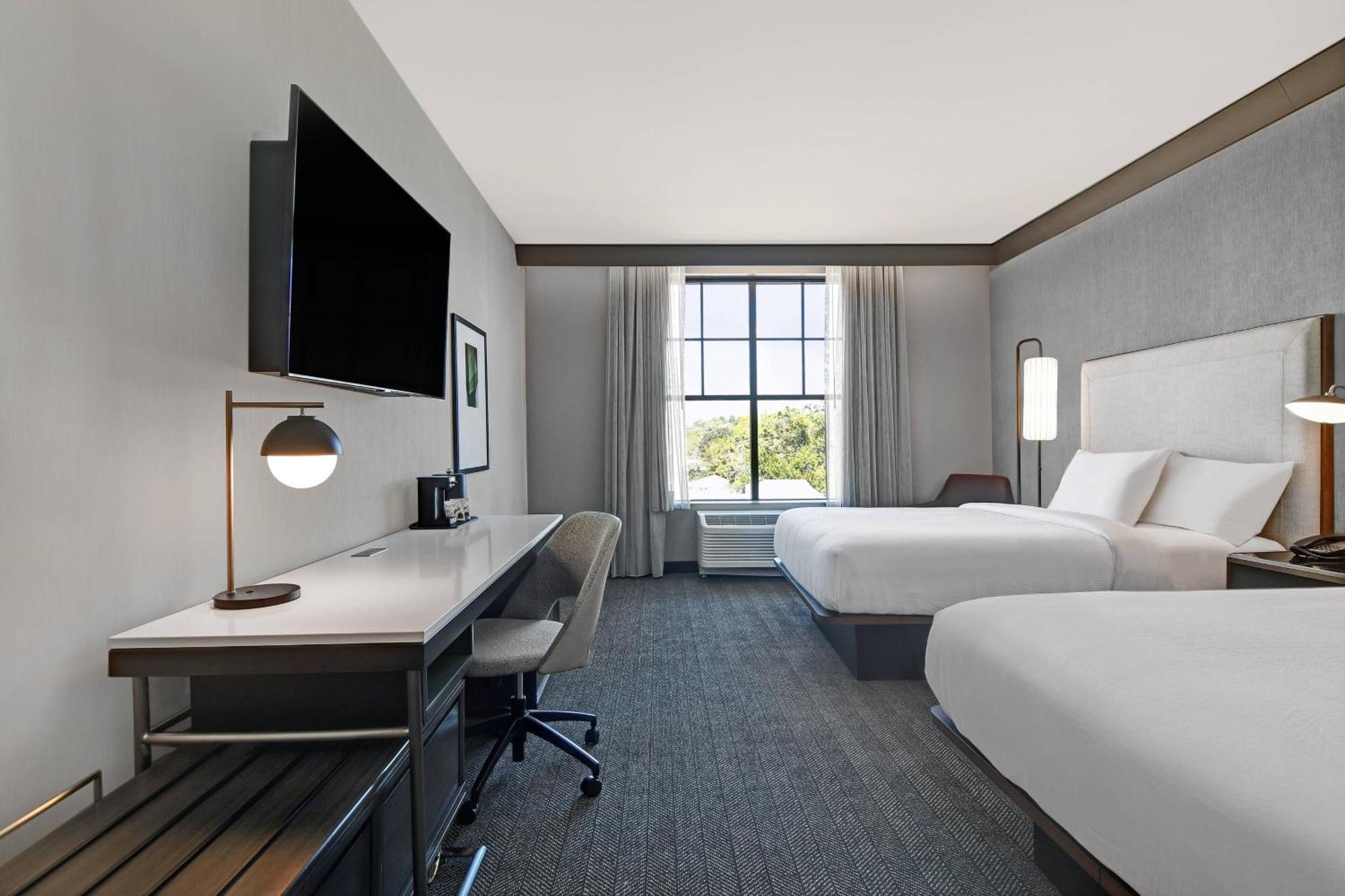Courtyard By Marriott Manhattan Aggieville Экстерьер фото