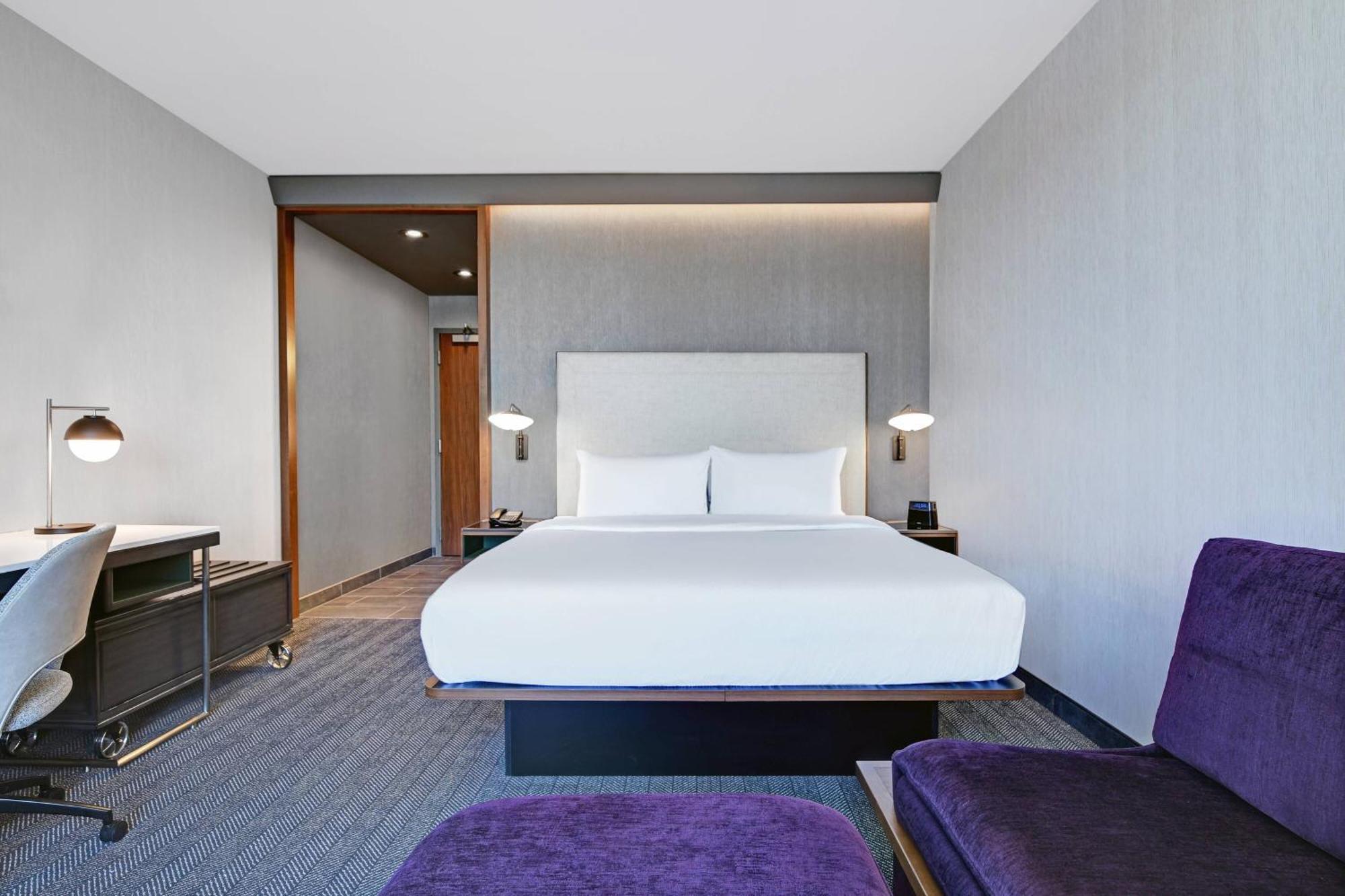 Courtyard By Marriott Manhattan Aggieville Экстерьер фото